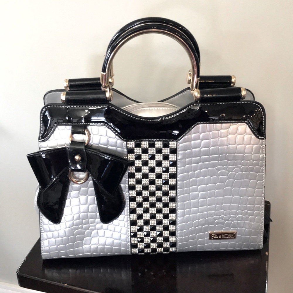 Julia & MICHAEL Stylish Patent Leather Handbag with detachable Shoulder Strap.